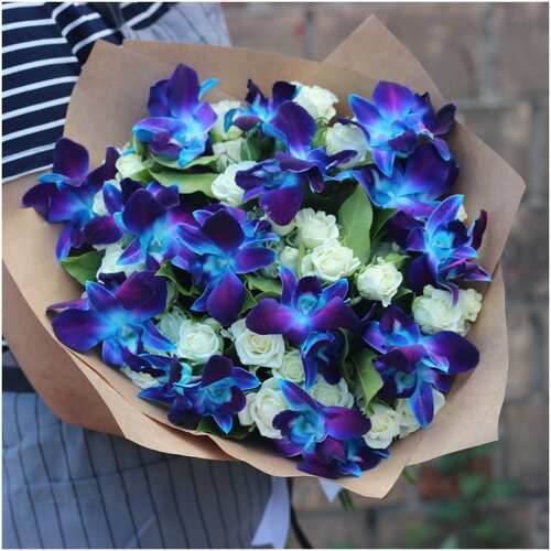 Букет синие орхидеи и белые кустовые розы