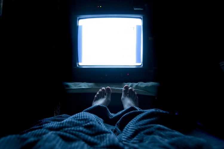 Почему вредно засыпать с телевизором?
